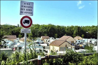 Réglementations > Elles sont innombrables et changeantes ! Il existe, par exemple, une surface minimale pour les places des résidences mobiles sur les "aires de stationnement" : quelle est-elle ?