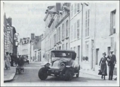 1895, puis 1907 > Début du "recensement de certaines minorités à surveiller". Un drôle de carnassier, chassant en bande, se met à la poursuite des Tziganes. Lequel ?