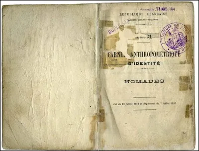 1912 - 1969 > Pour simplifier les choses, on oblige "ces gens-là" à se munir d'un document au nom évocateur, à faire viser par les autorités de Police tous/toutes les ... (Complétez !)