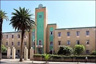 État de 120 000 km² ouvert sur la mer Rouge, il a pour capitale la ville d'Asmara. Détaché de l'Ethiopie dans les années 1990, il obtient son indépendance en 1993. Il s'agit ...