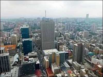 Première puissance économique du continent africain, ce pays a la particularité d'avoir trois capitales. Sa ville principale est Johannesburg. Vous avez sans doute reconnu ...