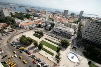 État francophone d'Afrique, il a pour capitale la ville de Dakar. Il s'agit ...