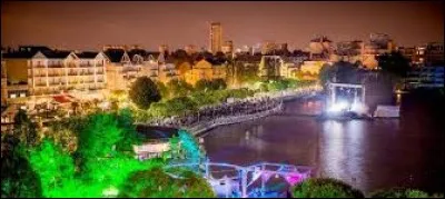 Émeline habite à Enghien-les-Bains (Val-d'Oise). Elle porte le gentilé ...