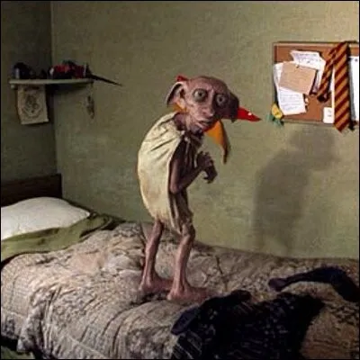Quelle est la créature que Harry surprend soudain dans sa chambre à Privet Drive ?