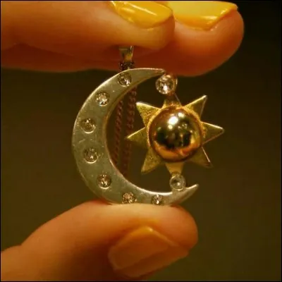 Que représente le pendentif de Luna ?