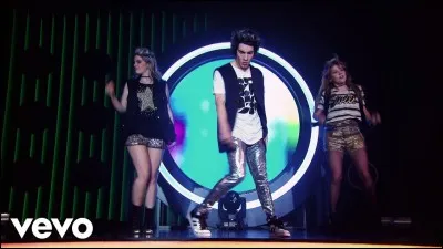 Quelle chanson chante-elle avec Ramiro et Yam ?