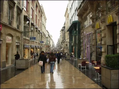 Quel est le nom de cette rue de Bordeaux considérée comme la plus longue rue commerçante et piétonne d'Europe ?