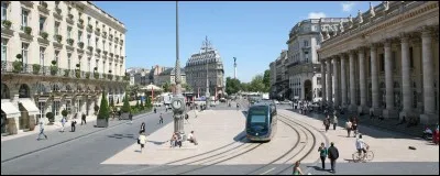 Qui a démissionné de la mairie de la ville de Bordeaux pour entrer au Conseil constitutionnel ?