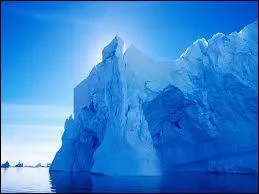 Jules Vernes a rdig un rcit dans lequel est dcrit un paquebot baptis 'Le Titan' qui, aprs une rencontre avec un iceberg, fit naufrage.