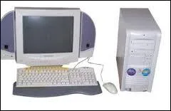 Le premier dysfontionnement informatique est d  une mite loge dans le culot d'une lampe qui provoqua un faux circuit.