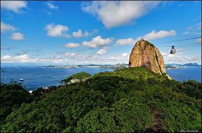 La montagne conique de 390 mtres, qui jaillit de la mer dans la baie de Rio, s'appelle ...