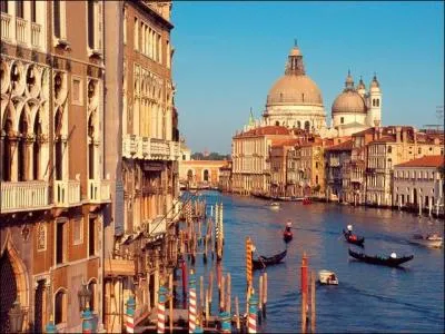 Quelle est la longueur du Grand Canal, qui traverse toute la ville de Venise en Italie, cit construite sur l'eau ?