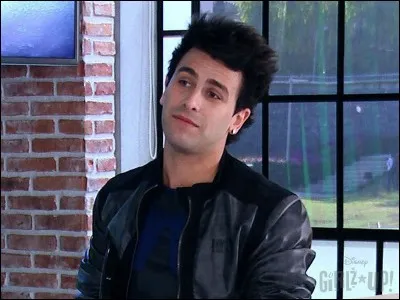 Son nom de famille est :