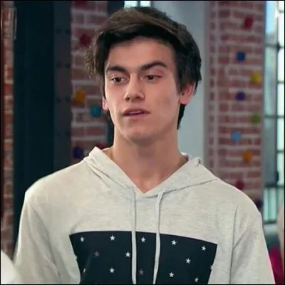 Son nom de famille est :