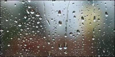 Cette nuit, la pluie frappe contre le carreau de ta chambre. Comment réagis-tu ?