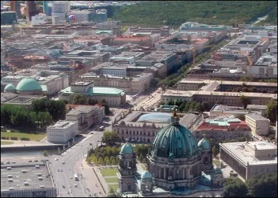 Dans quelle ville l'artère Unter den Linden se trouve-t-elle ?