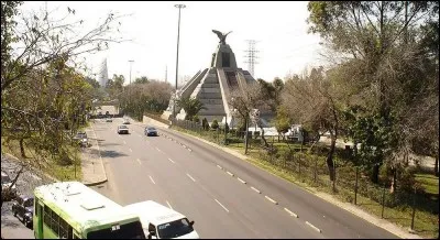 Dans quelle ville l'avenue des Insurgés se trouve-t-elle ?