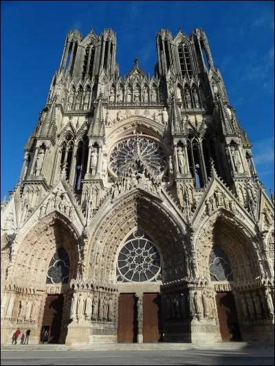 Vous voilà roi. Le jour du sacre, les gens chuchotent dans la foule...