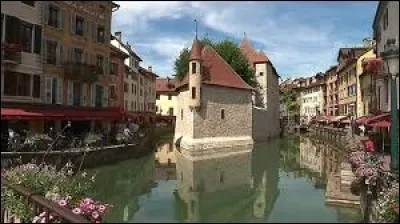 Dans quelle ville peut-on admirer le palais de l'Isle ?