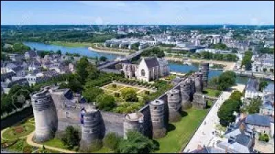 Laquelle de ces villes se situe dans le Maine-et-Loire ?