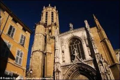 Dans quelle ville peut-on voir la cathédrale Saint-Sauveur ?