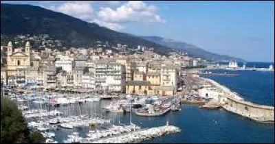 Dans quelle ville voit-on ce port ?