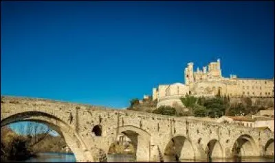Dans quelle ville peut-on admirer la cathédrale Saint-Nazaire et Saint-Celse ?