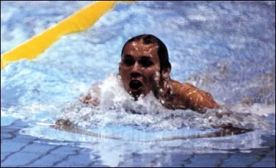 Cet ancien nageur am&eacute;ricain, sp&eacute;cialiste des &eacute;preuves de brasse, triple champion olympique et double champion du monde dans les ann&eacute;es 1970, c'est ...