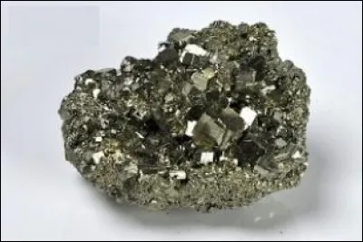 Communément, quel est l'autre nom de la pyrite de fer ?