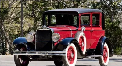 Cette voiture serait celle de Pinochet, Pol Pot, Ceaușescu ou Macron. Quel est son nom ?