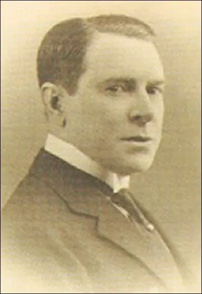 Son nom était Coty et il était sénateur-maire d'Ajaccio, où il a toujours sa rue. Supporter de Mussolini, son extrémisme droitier l'a conduit à la ruine. Mais c'était comment, son prénom déjà ?
