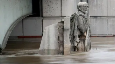 Quel est le nom de cette statue du pont de l'Alma, qui a, selon la tradition, les pieds dans l'eau lorsque la Seine est en crue ?