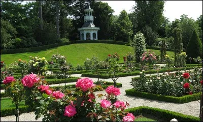 Quel est ce parc parisien où l'on trouve plus de 10 000 rosiers ?