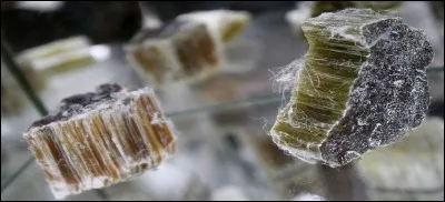 Ce silicate de magnésie filamenteux permet la fabrication des mèches incombustibles, entre autres choses.