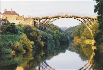 Dans quel pays a été construit le 1er pont métallique ?