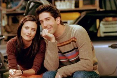 Quel est le lien de parenté qui unit Ross et Monica dans la série "Friends" ?