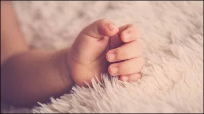 Quel est le nom du doigt situé au milieu de la main de l'homme ?