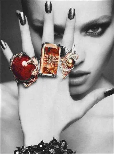 Dans quelle main, la voyante pourra-elle vous prédire l'avenir, grâce à vos lignes de vie, de tête, d'amour... ?