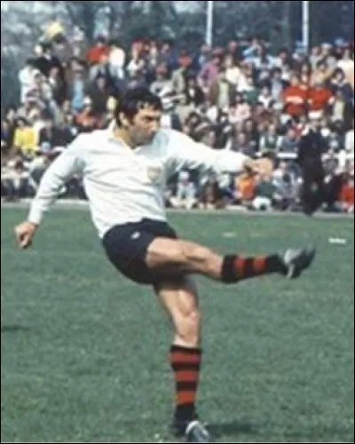 Ce rugbyman, qui a joué au CA Brive puis au Stade toulousain ainsi qu'en équipe de France de 1967 à 1972, au poste d'arrière, c'est ...