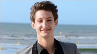 Cet acteur a intégré à 21 ans en 2010 la troupe de la Comédie-Française, et a tenu au cinéma le rôle principal dans "Yves Saint Laurent" et dans "Frantz". C'est ...