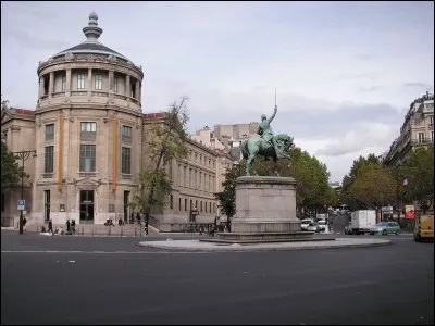 Quel est le nom de cette place ?