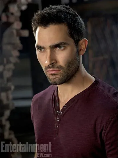 De quelle couleur sont les yeux de Derek quand il se transforme ?