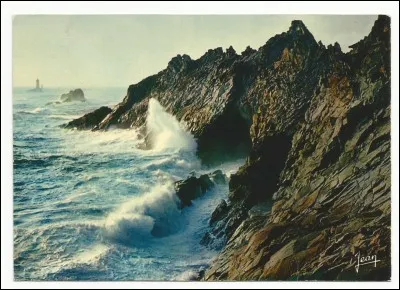 Quel nom porte le phare en face de la pointe du Raz ?