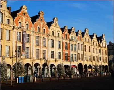 Dans quelle ville cette place des Héros se situe-t-elle ?