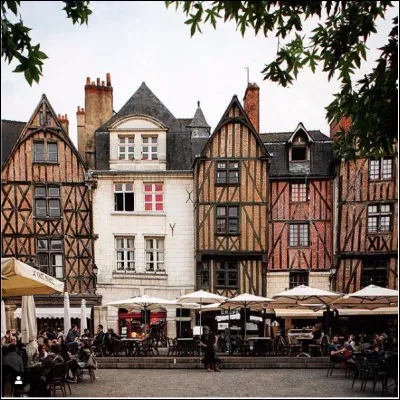 Dans quelle ville la place Plumereau se situe-t-elle ?