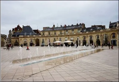 Dans quelle ville cette place de la Libération se situe-t-elle ?