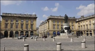 Dans quelle ville cette place Royale se situe-t-elle ?