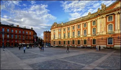 Dans quelle ville la place du Capitole se situe-t-elle ?