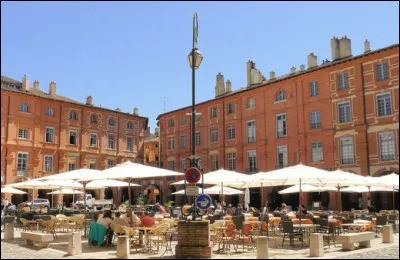 Dans quelle ville cette place Nationale se situe-t-elle ?