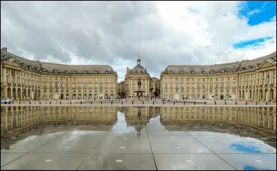 Dans quelle ville cette place de la Bourse se situe-t-elle ?